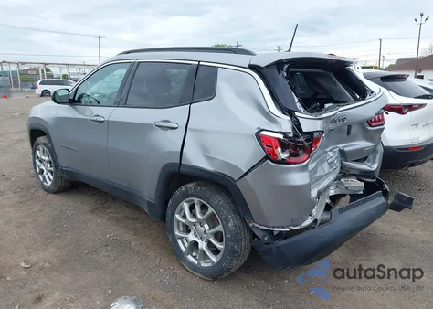 2022 Jeep Compass Latitude Lux 4X4 z USA, uszkodzony, nr VIN 3C4NJDFB5NT112287